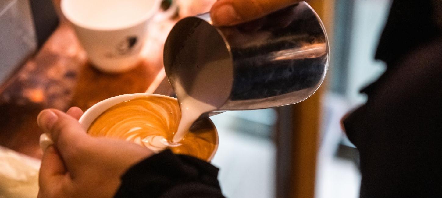 Café Latte Barista-Kaffee bei Conrads in Vejle