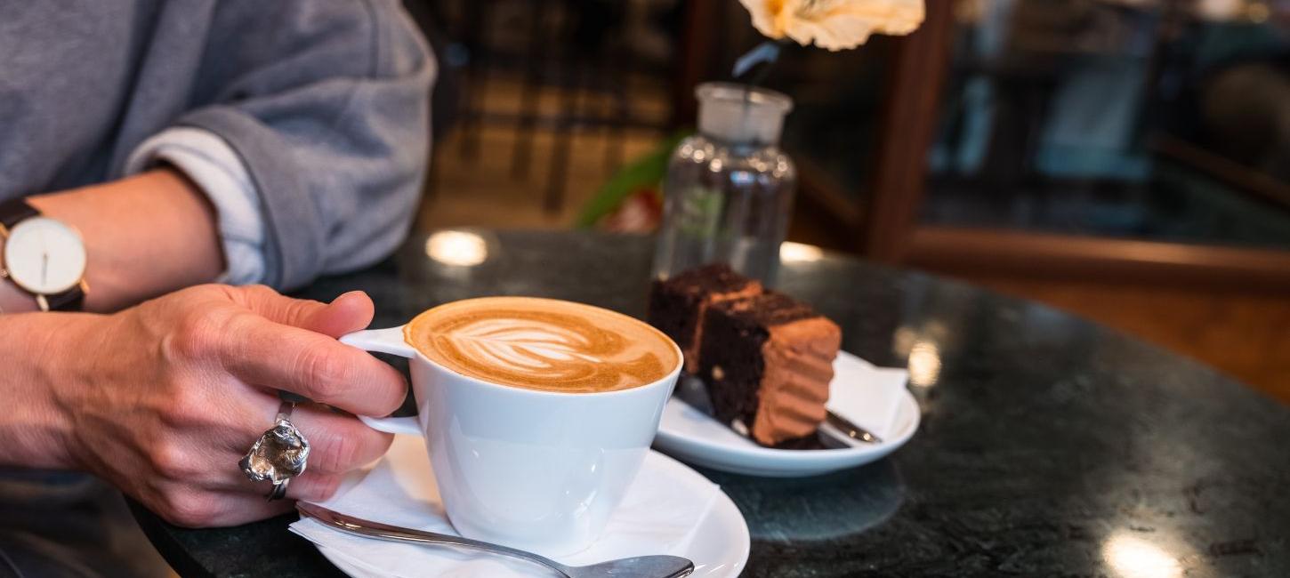 Kaffe og kage på Conrads Café