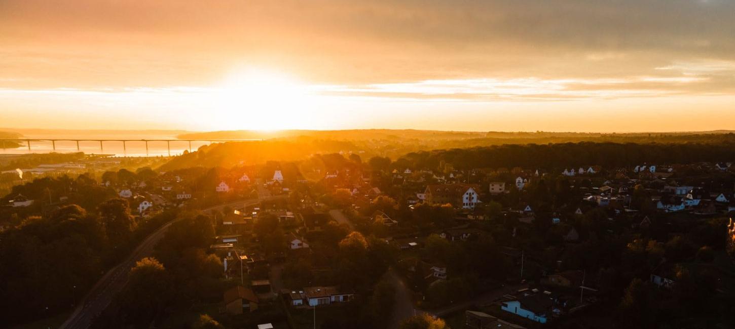 Blick auf die Stadt Vejle bei Sonnenuntergang
