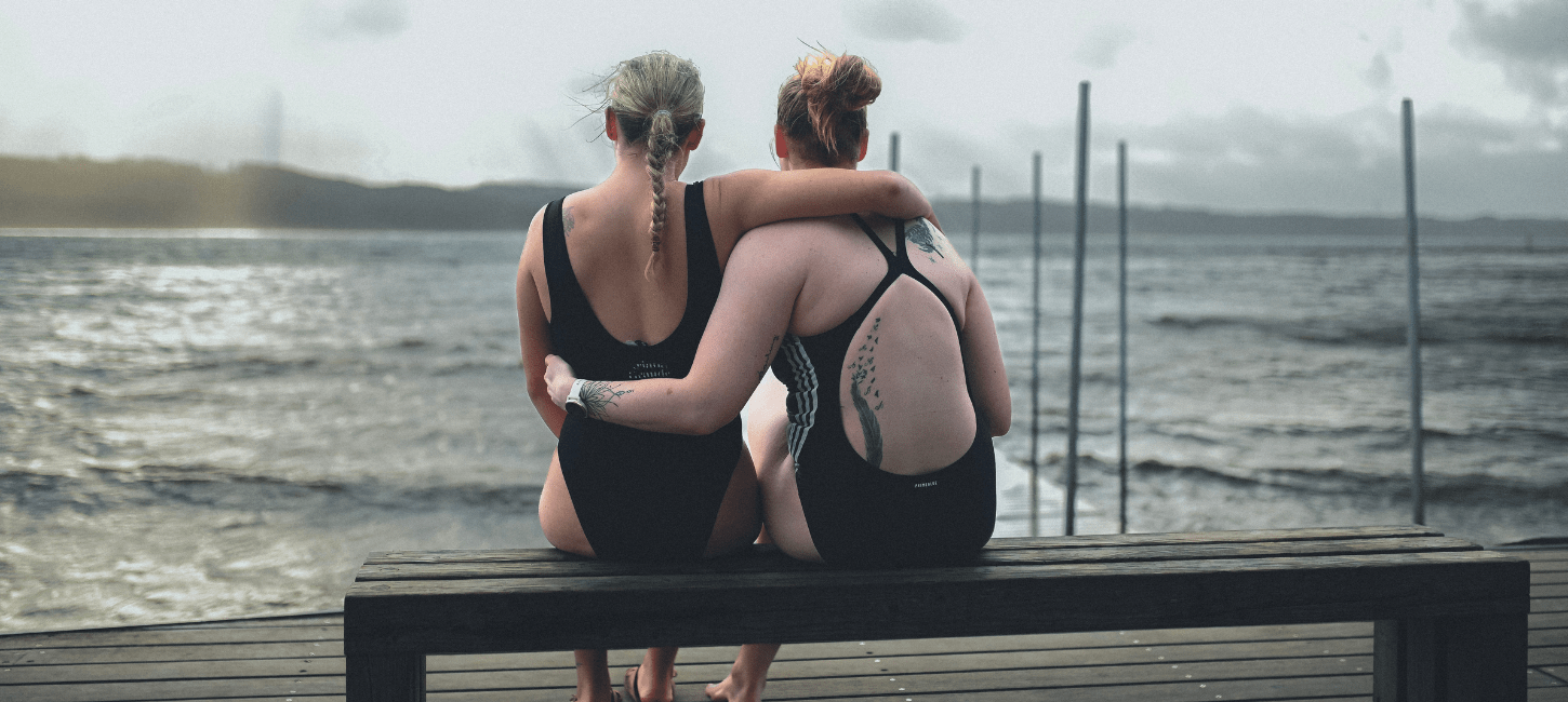 To piger på en bænk til vinterbadning ved Tirsbæk strand