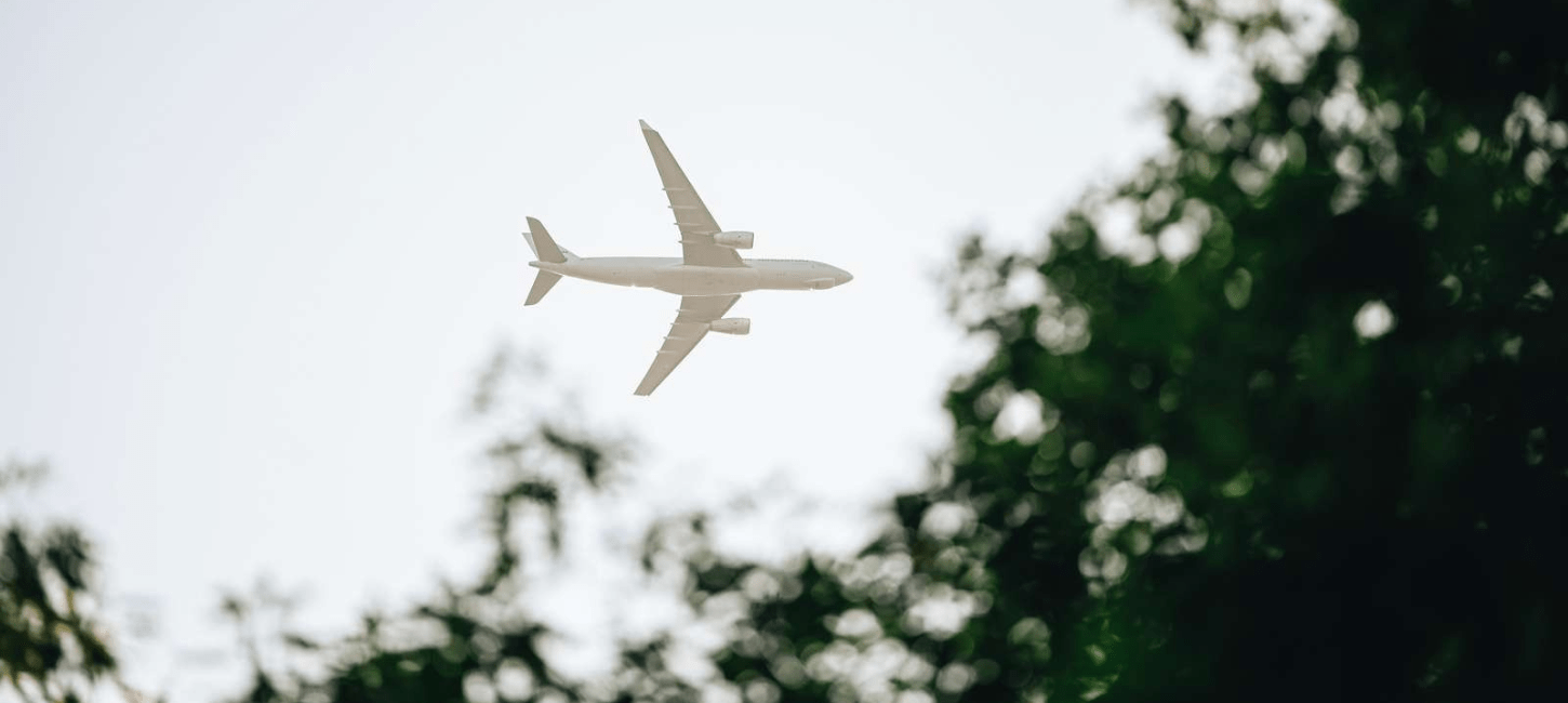  Flugzeug am Himmel auf dem Weg zum Flughafen Billund über Vejle