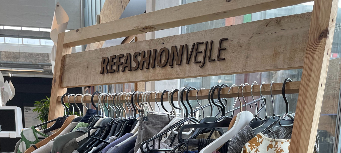 Kleiderständer mit recycelter Kleidung von ReFashion Vejle