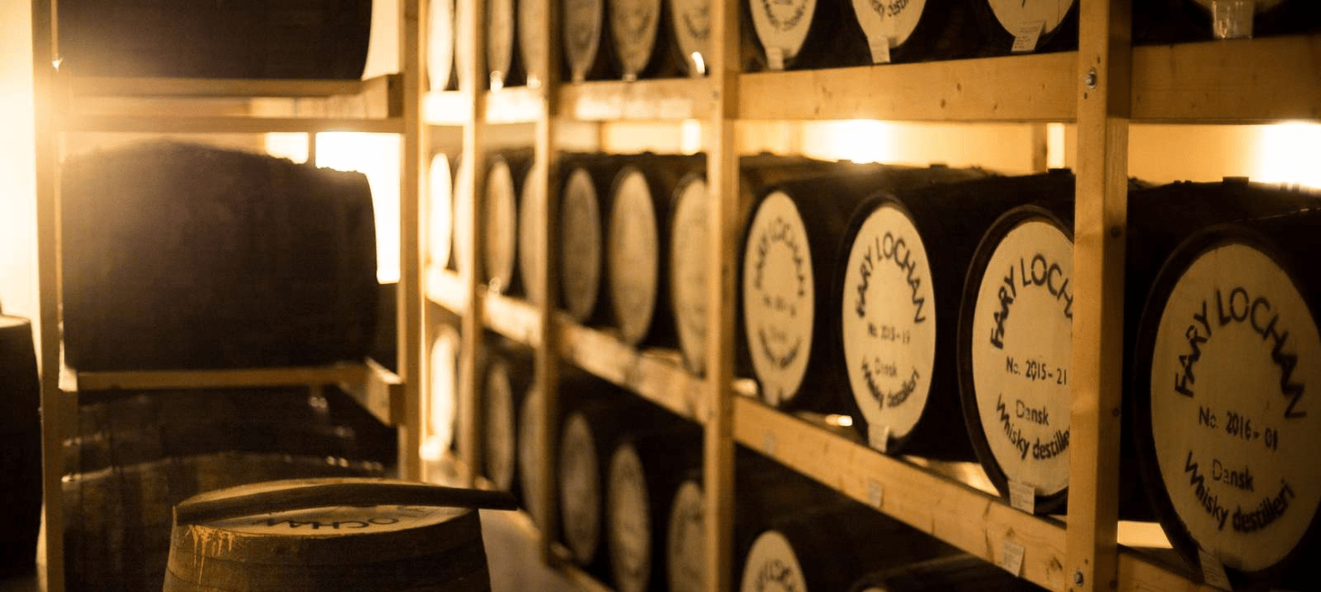Whiskyfässer bei Fary Lochan in Farre