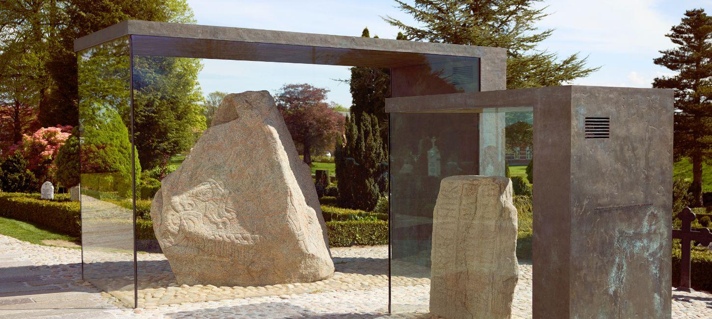 Die beiden Runensteine ​​in Jelling, die auf der Liste des UNESCO-Weltkulturerbes stehen