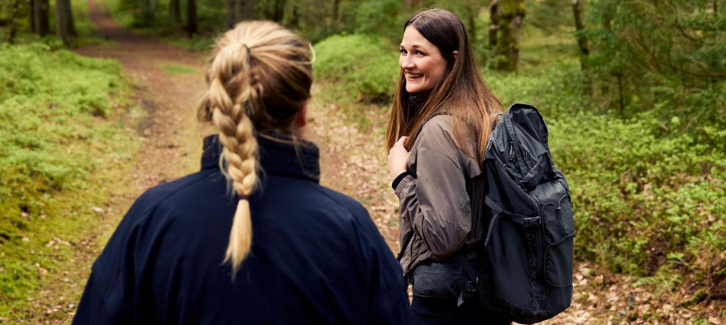  Zwei Personen gehen den Hærvejen entlang