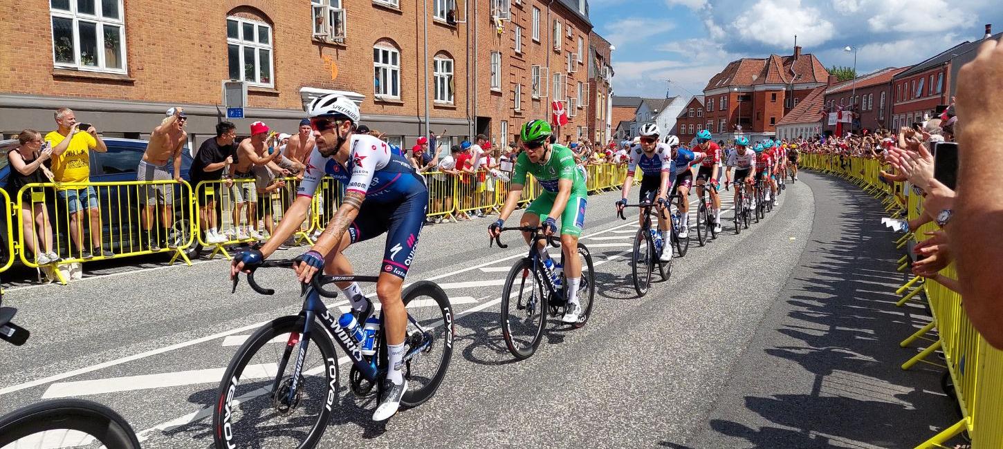 3. Etappe der Tour de France in Vejle. Im Juli 2022 machen sich die Radfahrer bei strahlendem Sonnenschein auf den Weg zum Koldingvej