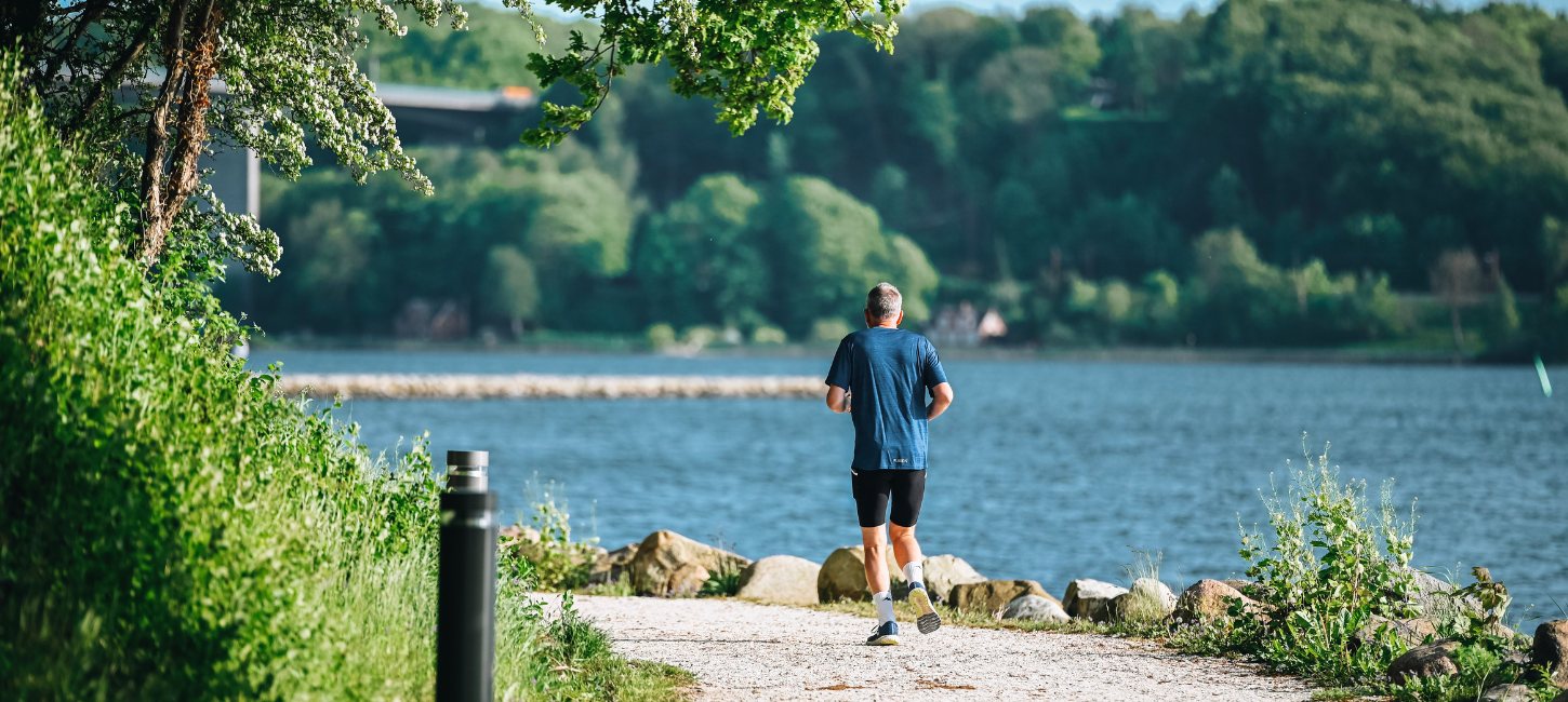 Ein Läufer auf Tour im Skyttehushaven an einem Sommertag