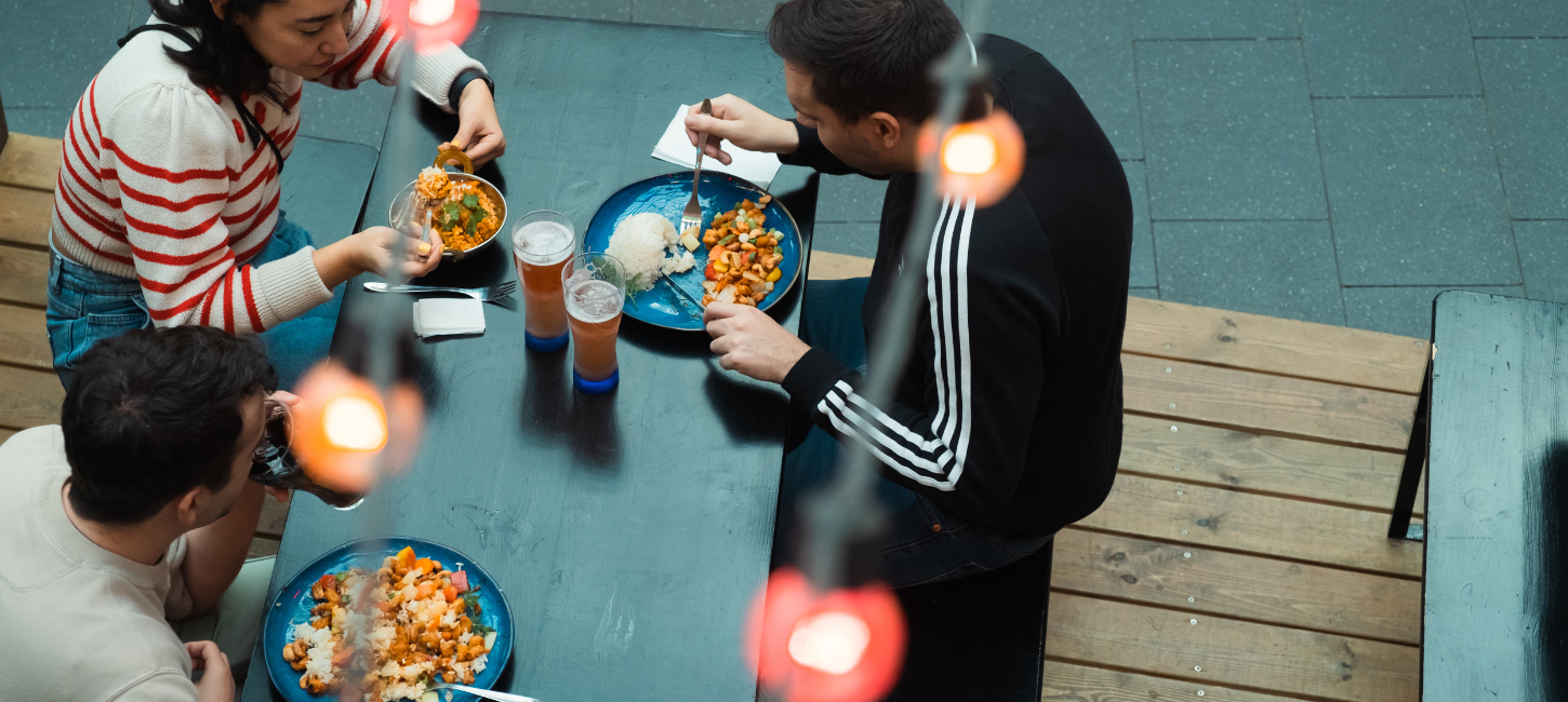 Freunde essen gemeinsam im Paladspassagen Social Dining