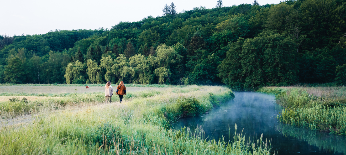 Mädchen gehen im Vejle Ådal spazieren