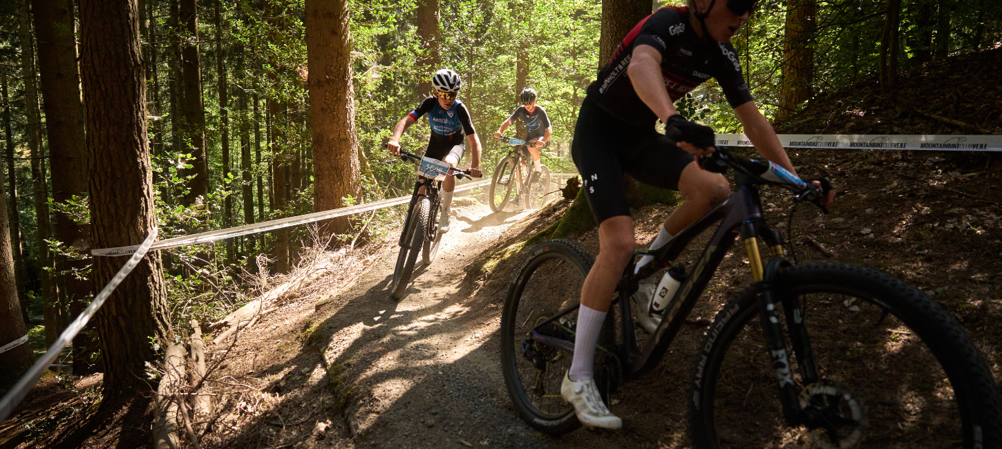Jungen auf Mountainbikes bei der DM im MTB in Vejle 2025