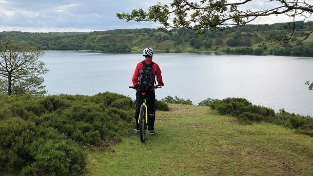 Mountainbiker mit Blick auf einen See