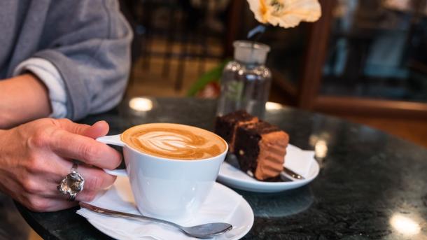 Kaffe og kage på Conrads Café