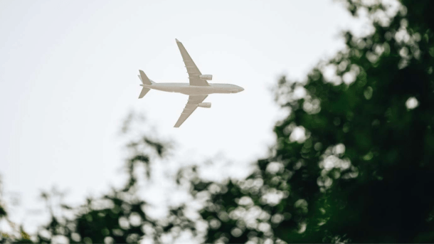  Flugzeug am Himmel auf dem Weg zum Flughafen Billund über Vejle