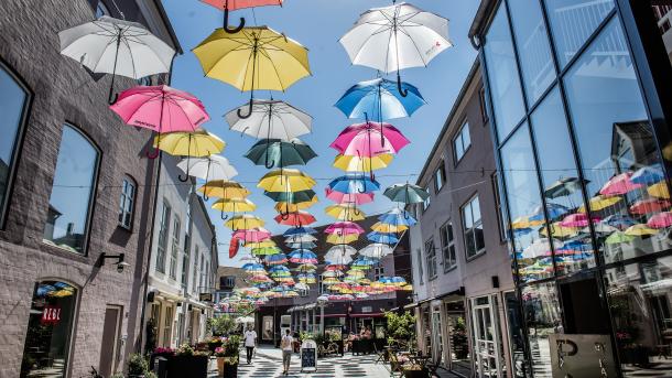 Blauer Himmel mit Regenschirmen im Zentrum von Vejle