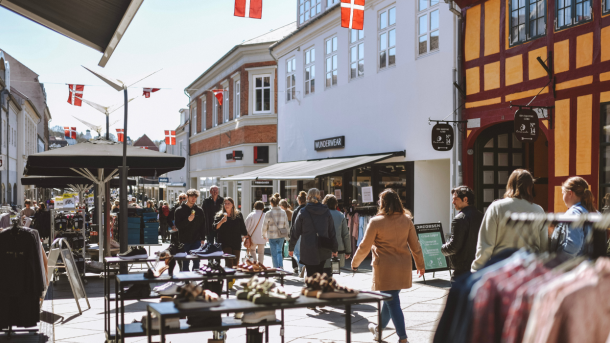 Menschen auf einem Einkaufsbummel in der Fußgängerzone in Vejle