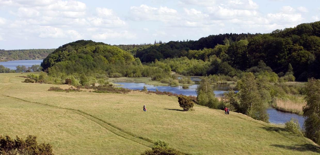 Blick auf Rørbæk Sø mit Menschen, die um den See spazieren