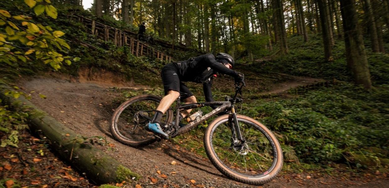 Radfahrer auf dem Weg den Mountainbike-Hügel in Nørreskoven hinunter