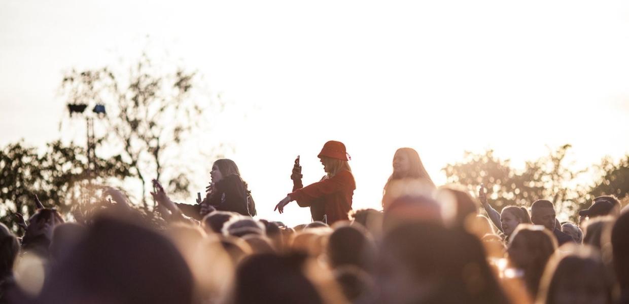 Festivalgäste bei einem Konzert beim Jelling Musikfestival