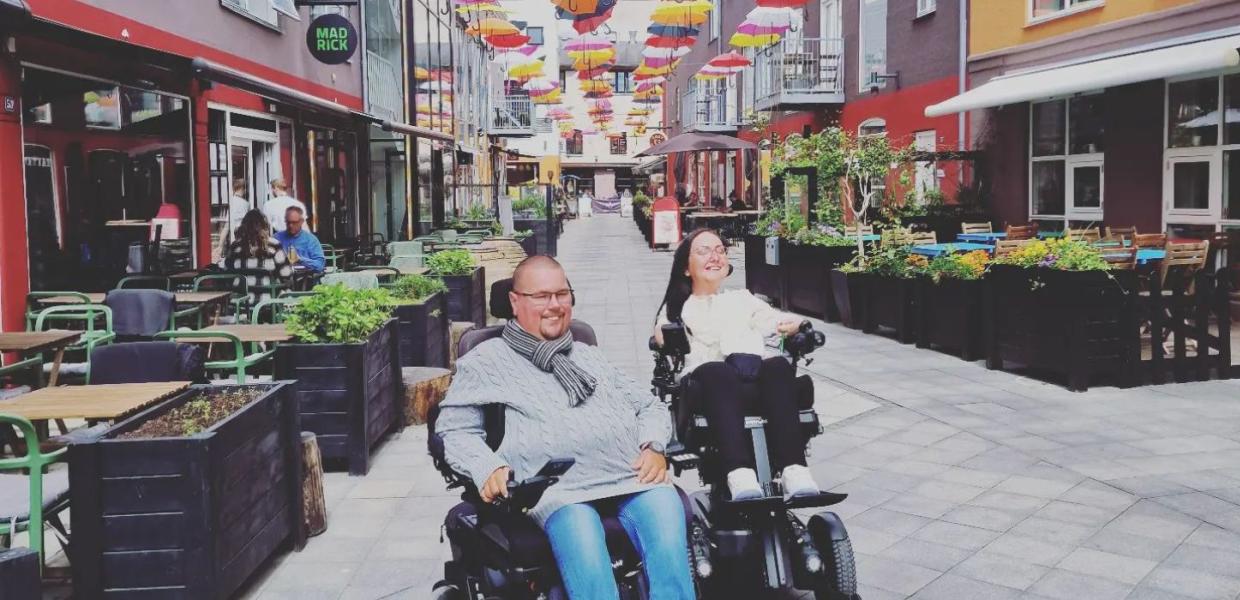 Zwei Rollstuhlfahrer in Vejle Midtpunkt