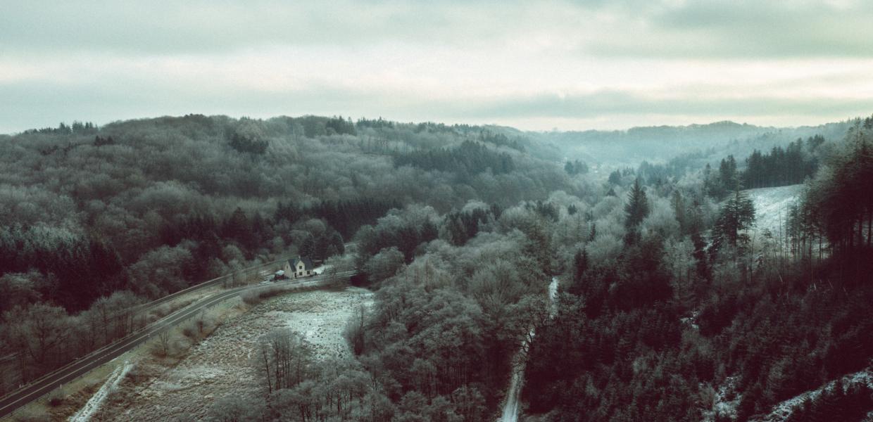 Drohnenbild von Grejsdalen, wo der Nebel über das Tal zieht