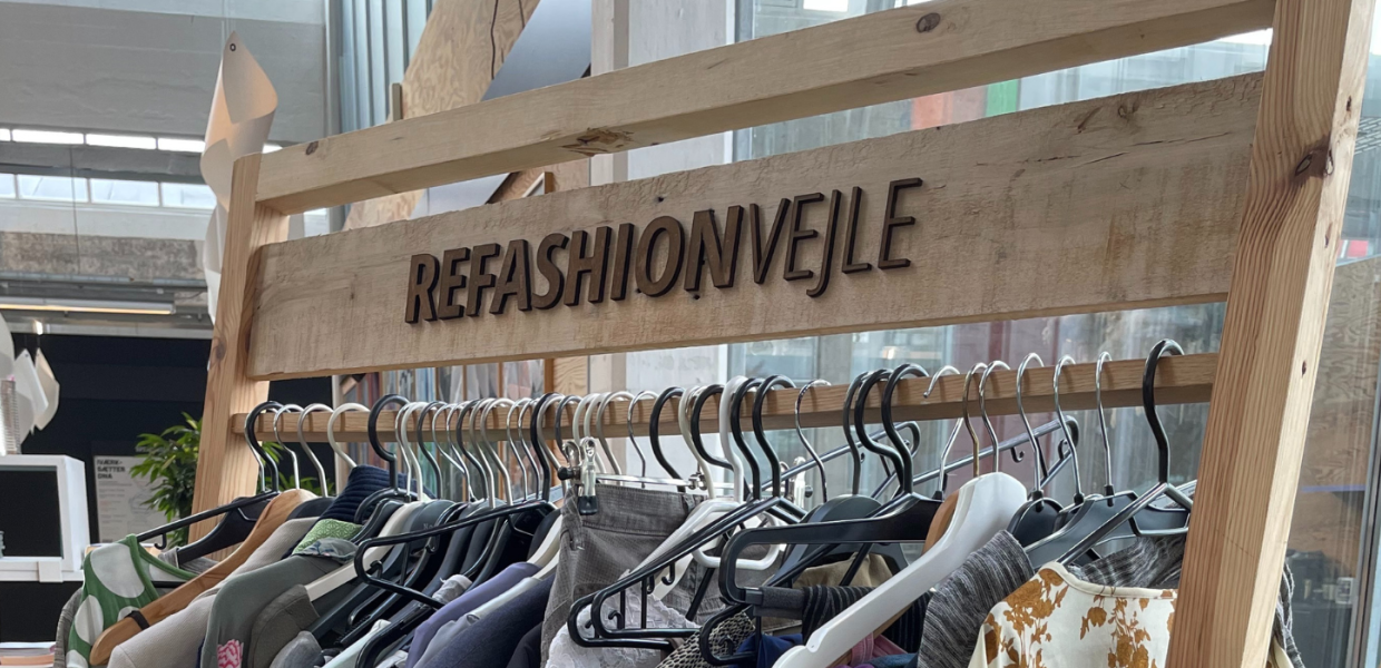Kleiderständer mit recycelter Kleidung von ReFashion Vejle