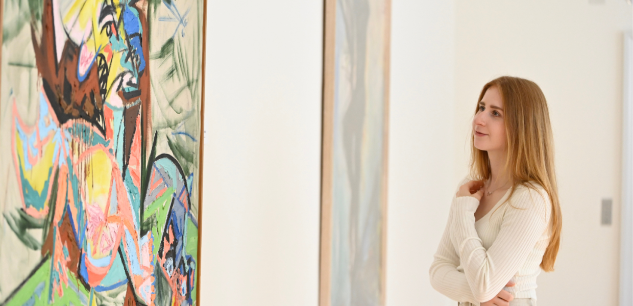 Ein Besucher betrachtet Kunst im Vejle Kunstmuseum 