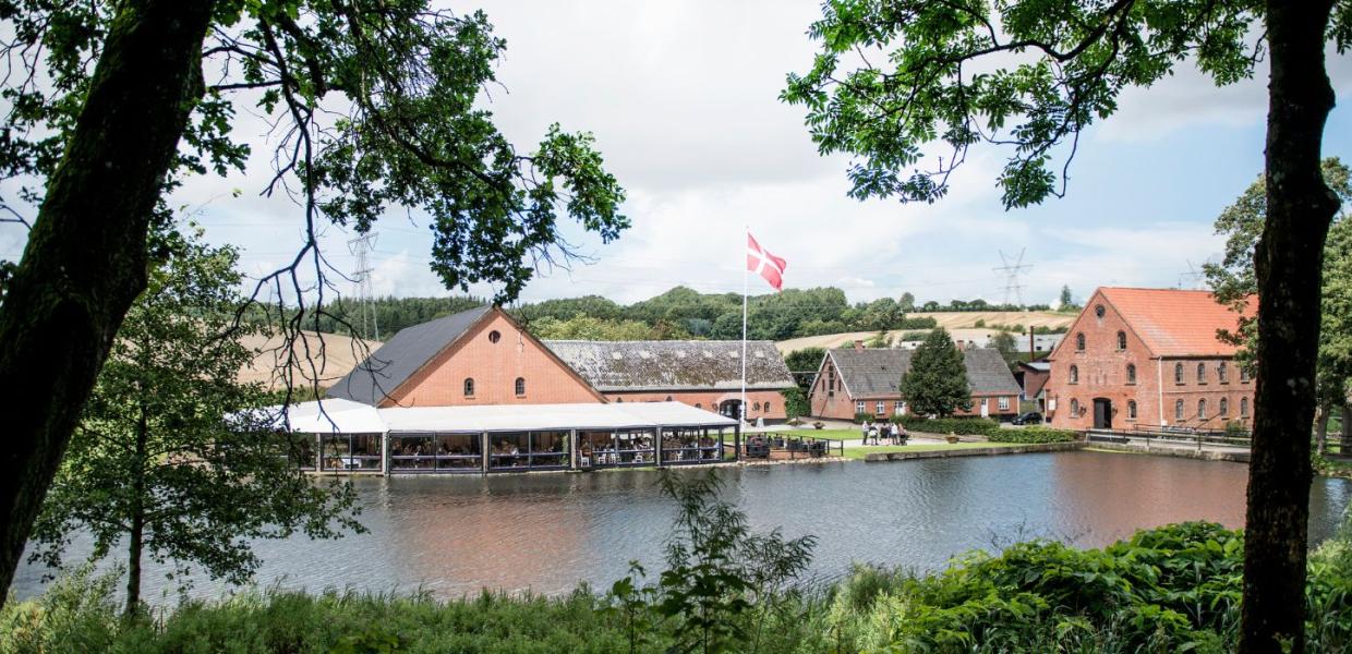 Hopballe-Mühle, umgeben von Wald, Feldern und Grejs Å