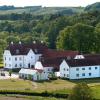 Blick auf das Haraldskær Sinatur Hotel and Conference an einem Sommertag