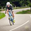 Rennradfahrer radeln den Hügel Munkebjerg hinunter