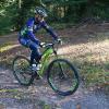 Eine Person auf einem Mountainbike im Wald Nørreskoven in Vejle