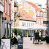 Sommer in der Grønnegade in Vejle – einer Seitenstraße von die Fußgängerzone
