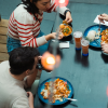 Freunde essen gemeinsam im Paladspassagen Social Dining