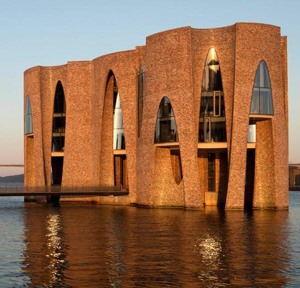 Fjordenhus med sol på ved solnedgang