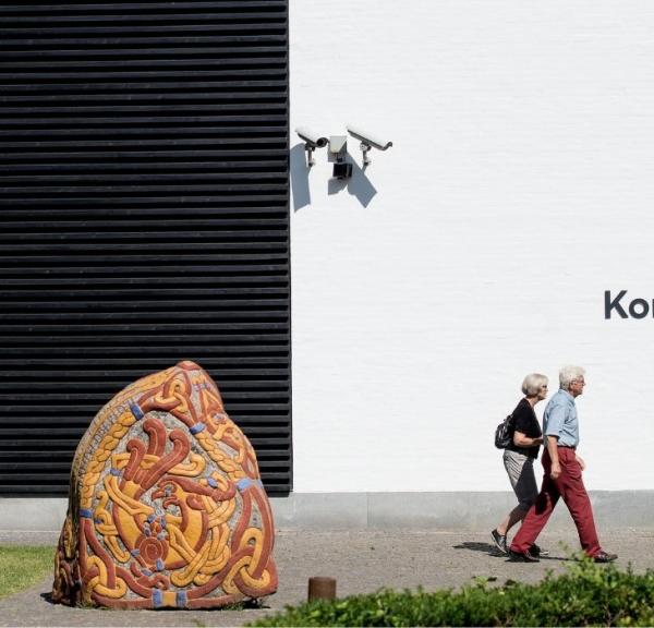 Zwei Personen auf dem Weg zur Ausstellung im Erlebniszentrum Kongernes Jelling