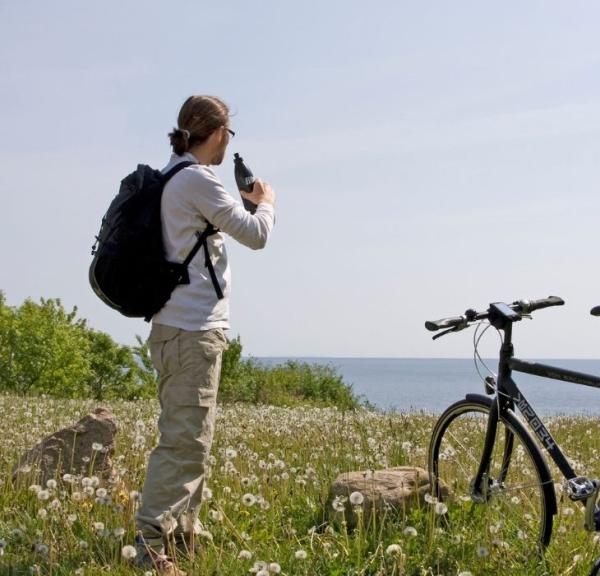 Mand på cykelferie ved Vejle Fjord