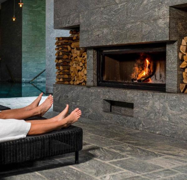 Par foran pejsen på Hotel Vejlefjord
