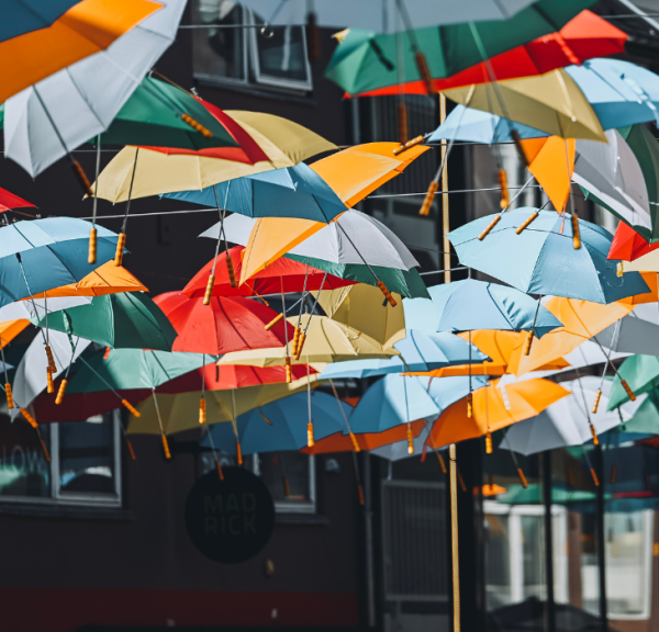 Farverige paraplyer i Midtpunktet i Vejle 