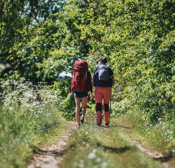 Zwei Frauen auf einer Wanderung auf dem Hærvejen