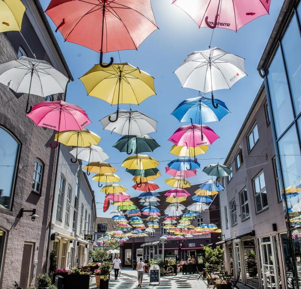 Blauer Himmel mit Regenschirmen im Zentrum von Vejle