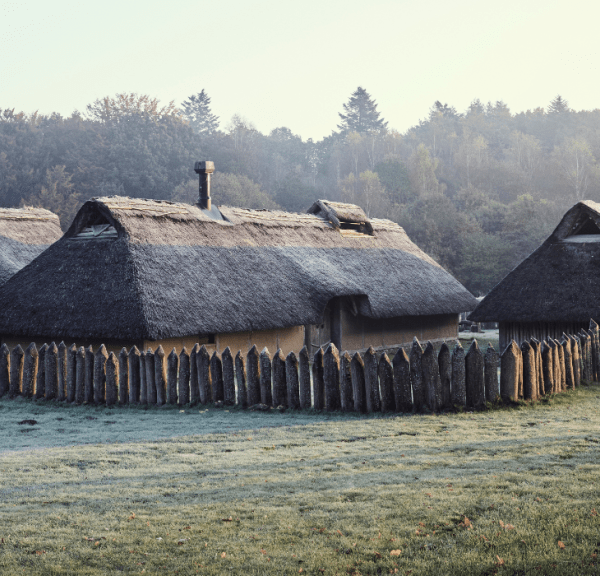 Häuser in Vingsted Eisenzeit an einem Sommermorgen