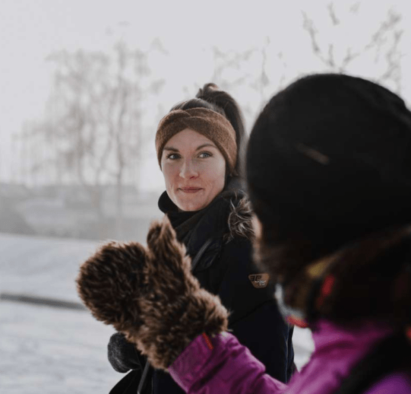 Zwei Personen machen einen Winterspaziergang im Schnee in Vejle