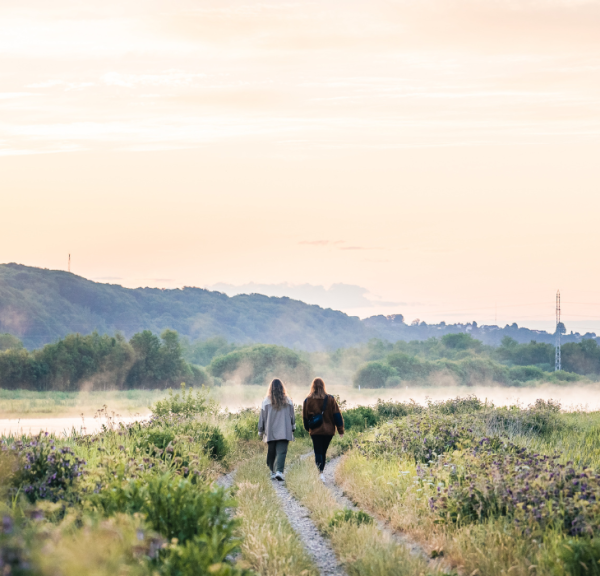 Zwei Frauen auf einem Spaziergang am Kongens Kær in Vejle Ådal