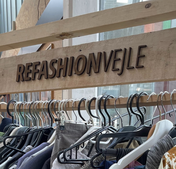 Kleiderständer mit recycelter Kleidung von ReFashion Vejle