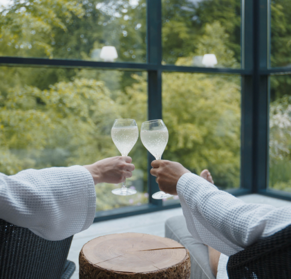 Ein Paar genießt ein Glas Sekt im Hotel Vejlefjord