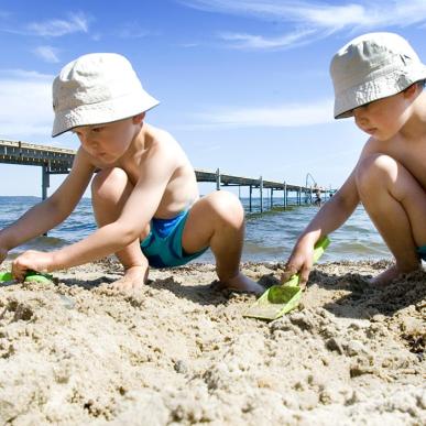 Børn leger i sandet på Hvidbjerg Strand
