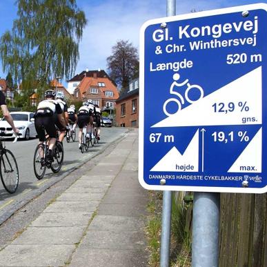 Radfahrer radeln die Straße Gl. Kongevej, einer der härtesten Radhügel Dänemarks