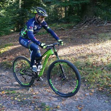 Eine Person auf einem Mountainbike im Wald Nørreskoven in Vejle