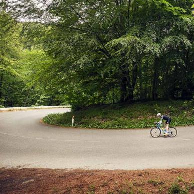 Radfahrer radeln in der Haarnadelkurve bei Munkebjerg