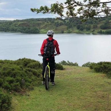 Mountainbiker mit Blick auf einen See