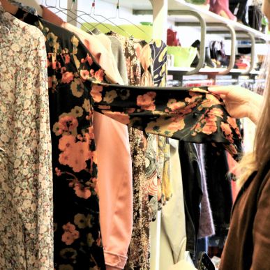 Kigge på Tøj i genbrugsbutik i Give